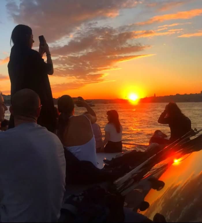 Crucero al atardecer por el Bósforo: vino fino, yate de lujo y vistas impresionantes