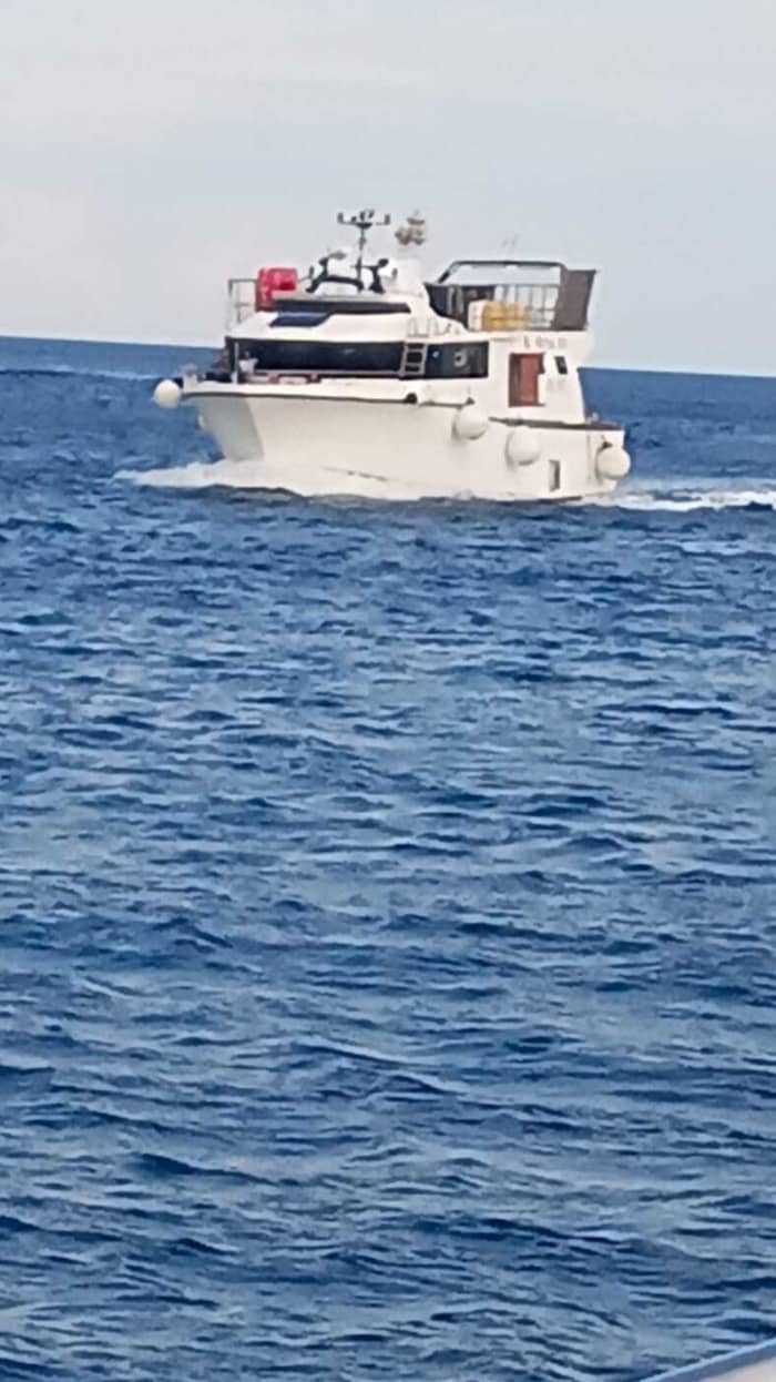 Disfruta de 9 horas en una lancha motora para explorar Monopoli.