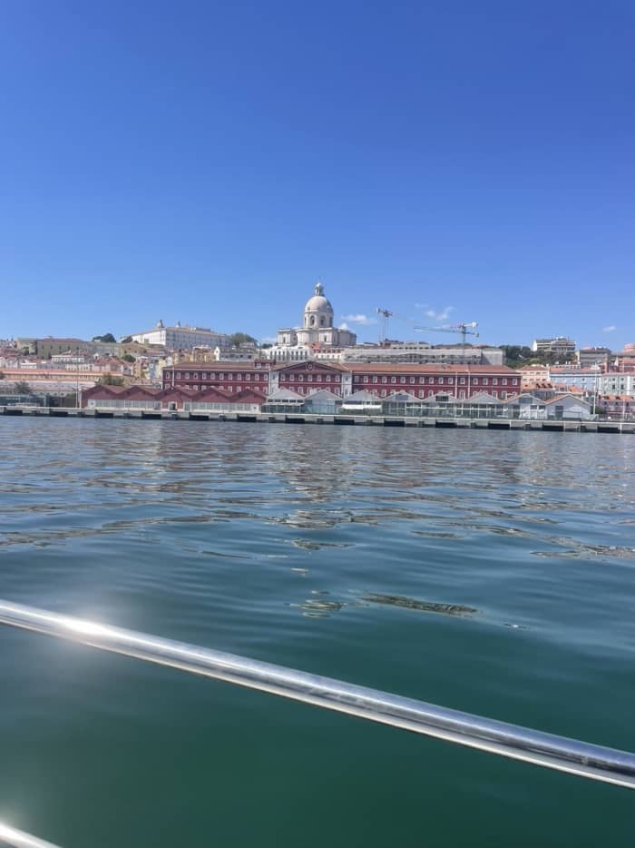 Ontspan 4 uur lang op een speedboot in Lissabon.