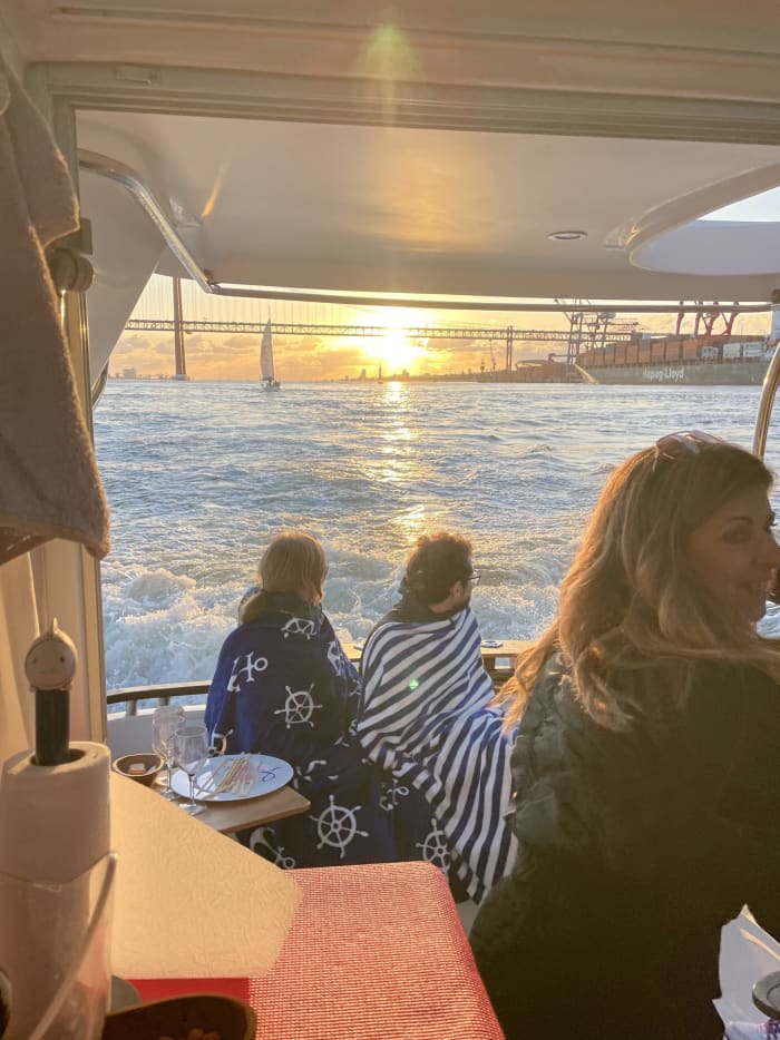 Ontspan 4 uur lang op een speedboot in Lissabon.