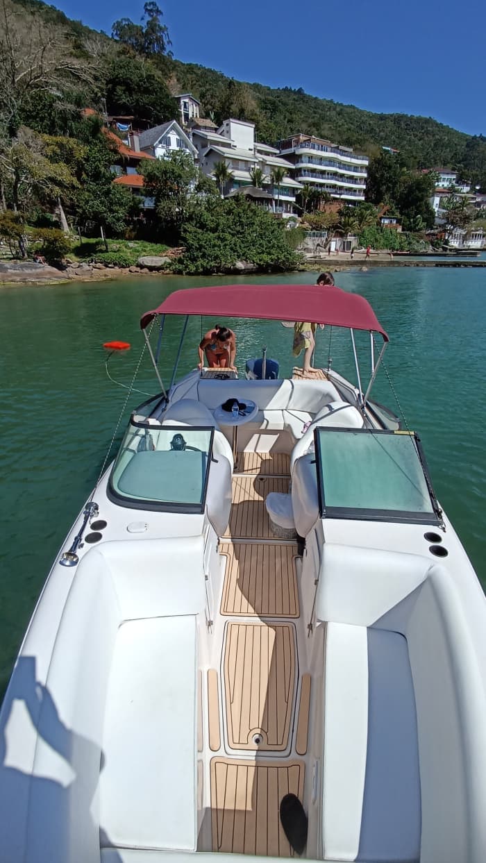 Viva para as ondas: Uma escapadela de meio dia em Porto Belo a bordo de uma lancha.