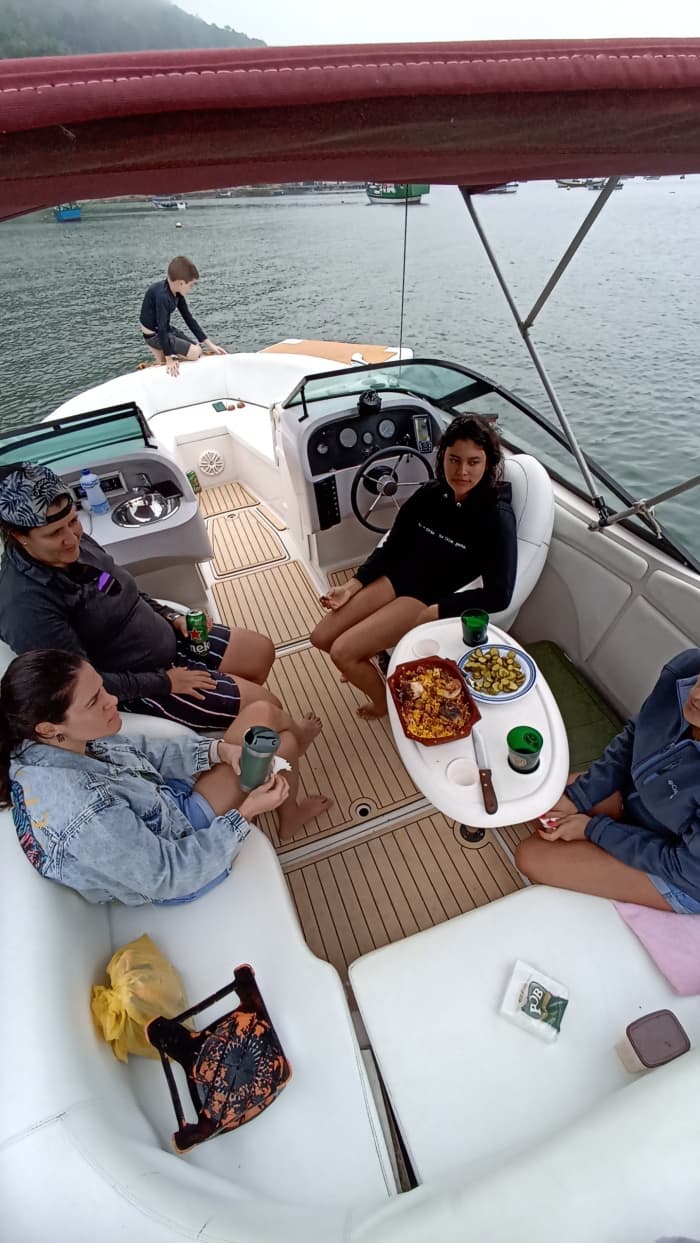 Viva para as ondas: Uma escapadela de meio dia em Porto Belo a bordo de uma lancha.