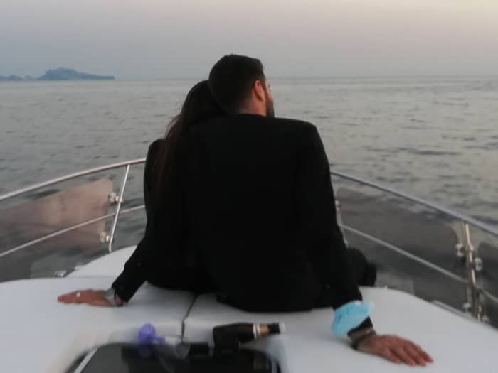 Aperitief op een boot bij zonsondergang