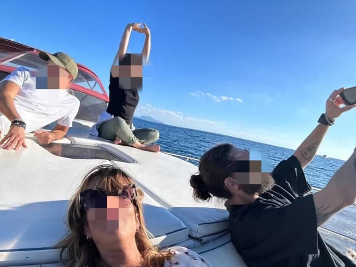 Aperitief op een boot bij zonsondergang