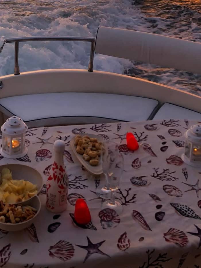 Aperitief op een boot bij zonsondergang