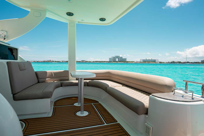 Le luxe réinventé à Cancún : une journée inoubliable sur un yacht à moteur