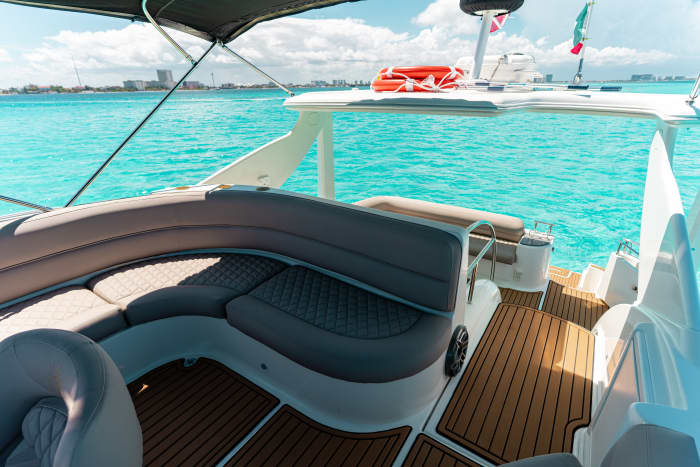 Le luxe réinventé à Cancún : une journée inoubliable sur un yacht à moteur
