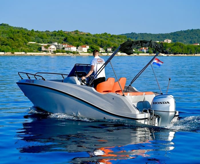 Votre journée à Pašman : louez un bateau à moteur pour 9 h de découverte.