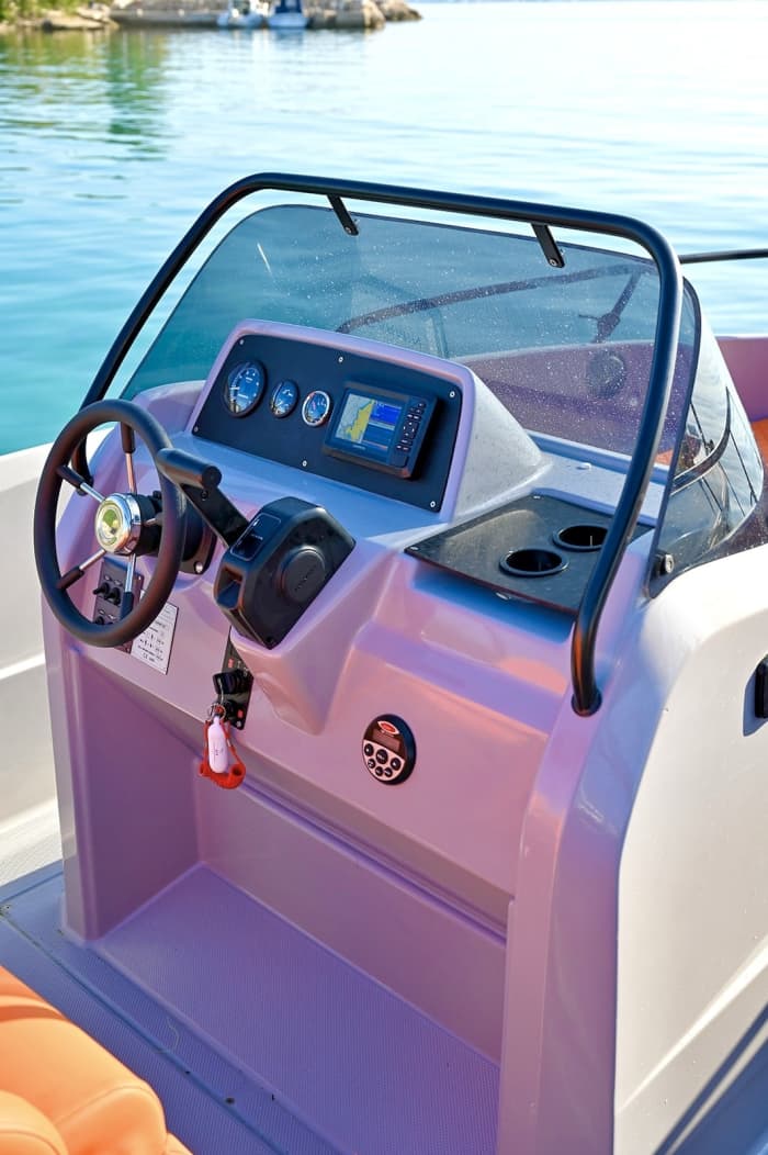 Votre journée à Pašman : louez un bateau à moteur pour 9 h de découverte.