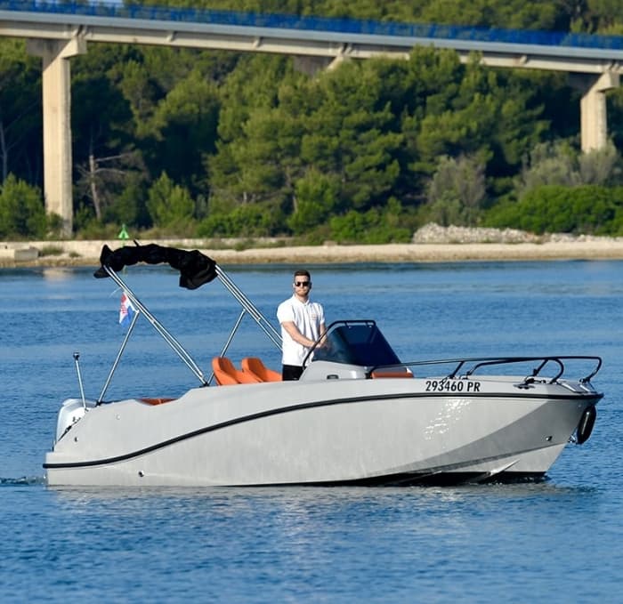 Votre journée à Pašman : louez un bateau à moteur pour 9 h de découverte.