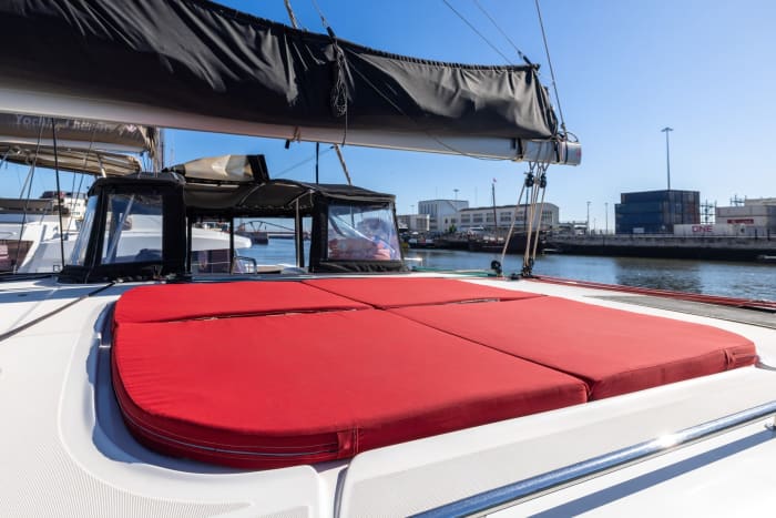 Passez 8 heures à naviguer autour de Lisbonne en catamaran.