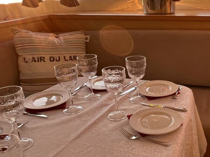 Passez 8 heures à naviguer autour de Lisbonne en catamaran.