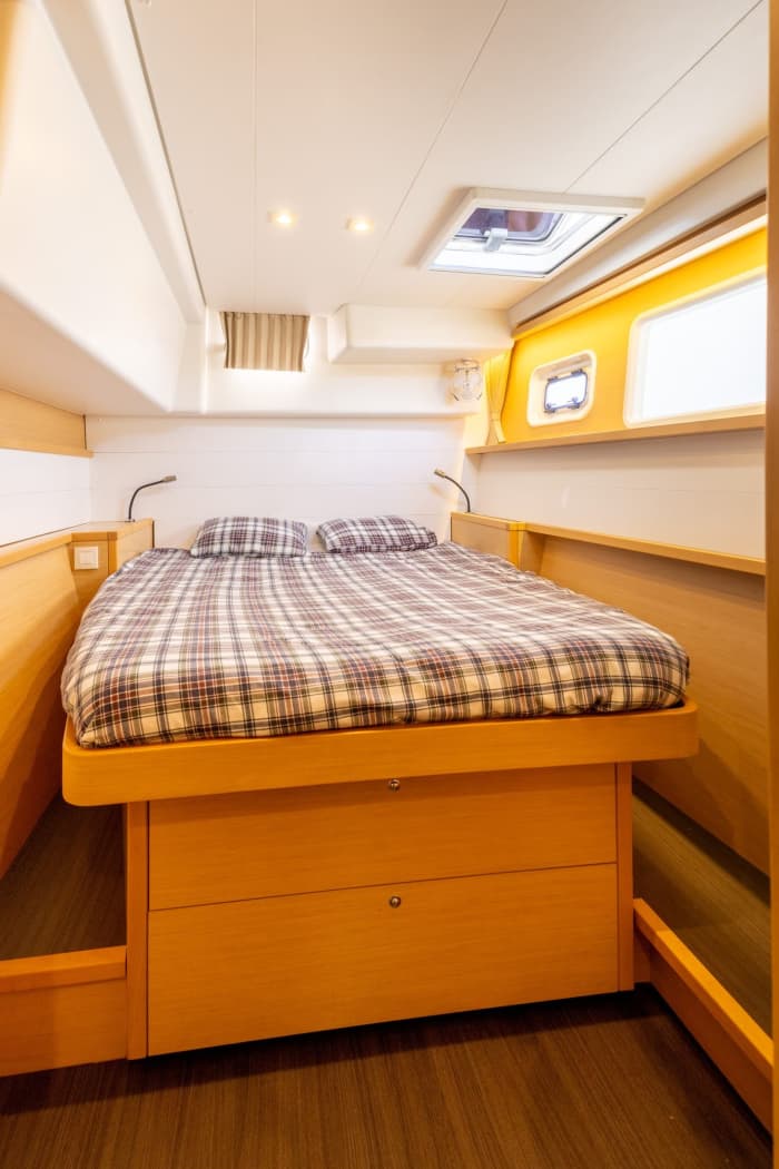 Passez 8 heures à naviguer autour de Lisbonne en catamaran.