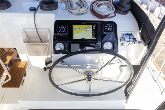 Passez 8 heures à naviguer autour de Lisbonne en catamaran.
