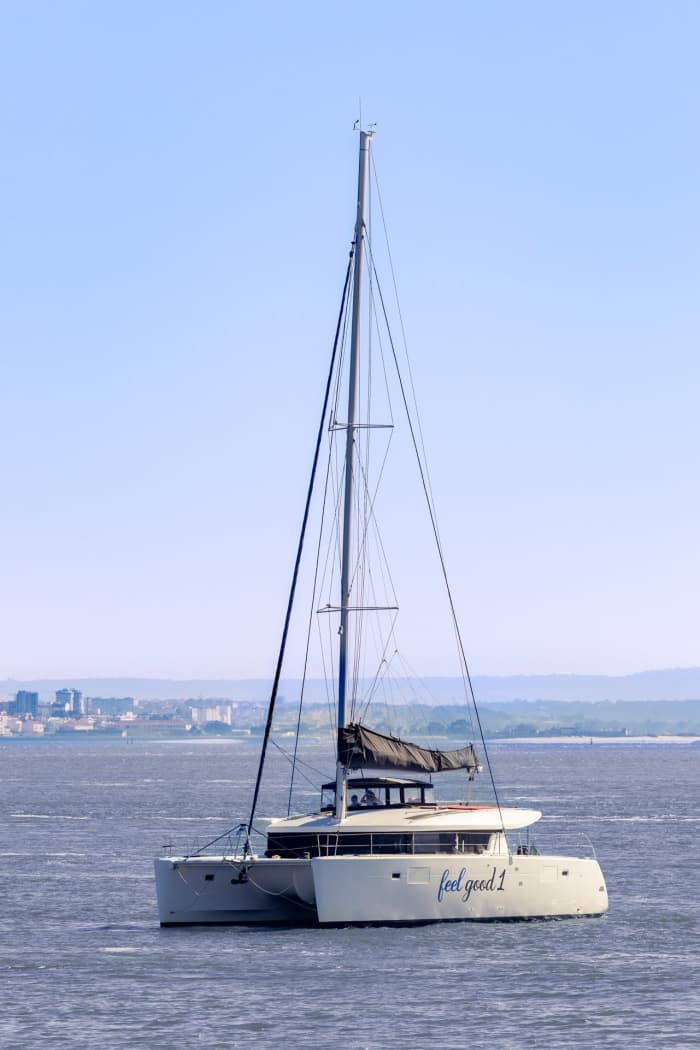 Passez 8 heures à naviguer autour de Lisbonne en catamaran.