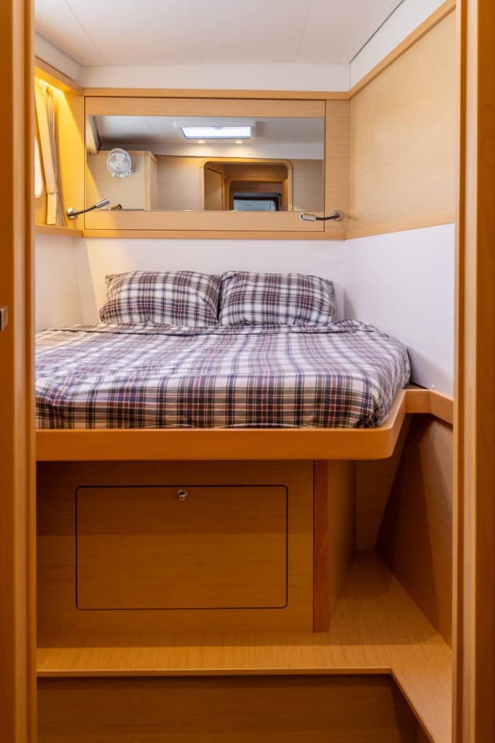 Passez 8 heures à naviguer autour de Lisbonne en catamaran.