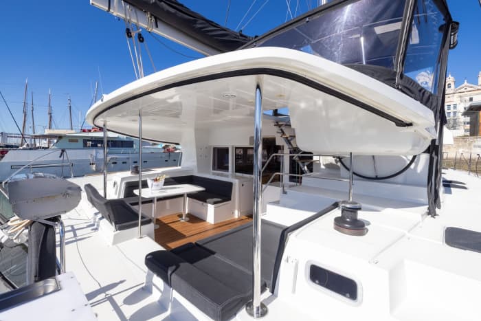 Passez 8 heures à naviguer autour de Lisbonne en catamaran.