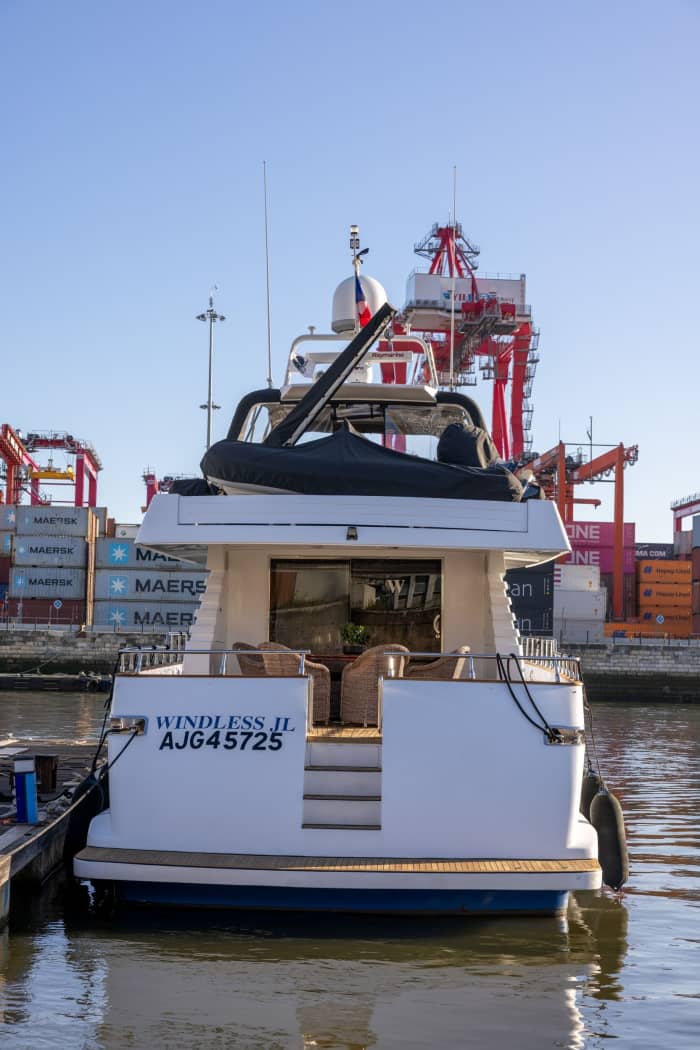 Luxo reinventado em Lisboa: um dia inesquecível num iate a motor.