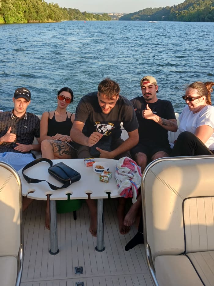 Douro Premium Yacht Experience: Privécruise voor maximaal 10 personen - 4 uur ontspanning met snorkelen en een welkomstdrankje.