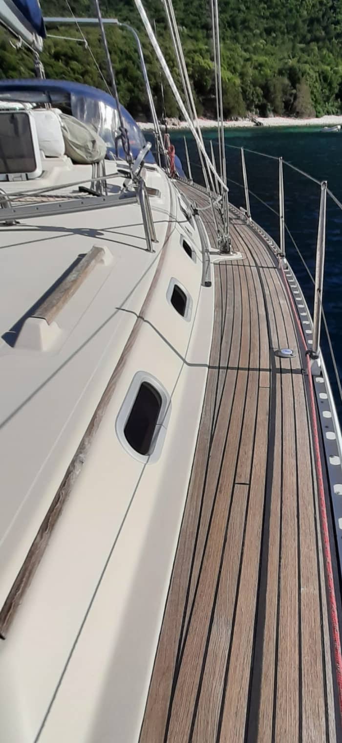A day cruise on a beautiful sailboat,
sailing through the heart of the Tuscan archipelago.
