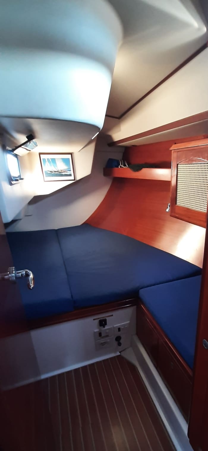 A day cruise on a beautiful sailboat,
sailing through the heart of the Tuscan archipelago.