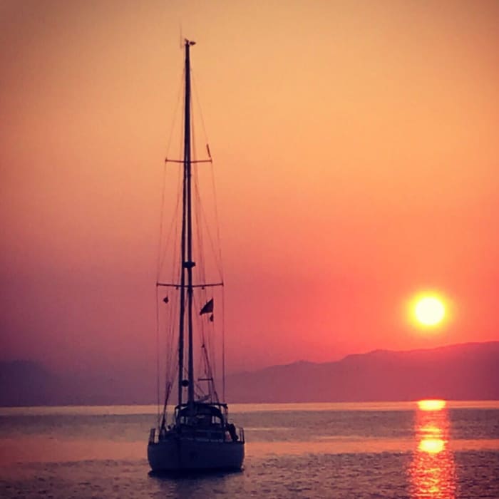A day cruise on a beautiful sailboat,
sailing through the heart of the Tuscan archipelago.