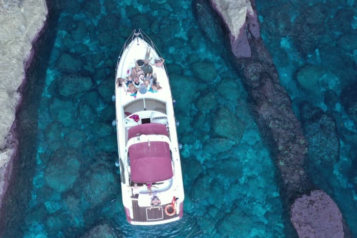 There are places you visit.
And then there are places you truly experience.

Aboard MONELLA, the sea of Lampedusa becomes an experience of elegance, relaxation, and authenticity. A day designed for those who desire the very best: impeccable comfort, a refined atmosphere, and attention to detail that transforms every moment into something special.