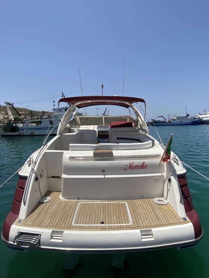 There are places you visit.
And then there are places you truly experience.

Aboard MONELLA, the sea of Lampedusa becomes an experience of elegance, relaxation, and authenticity. A day designed for those who desire the very best: impeccable comfort, a refined atmosphere, and attention to detail that transforms every moment into something special.