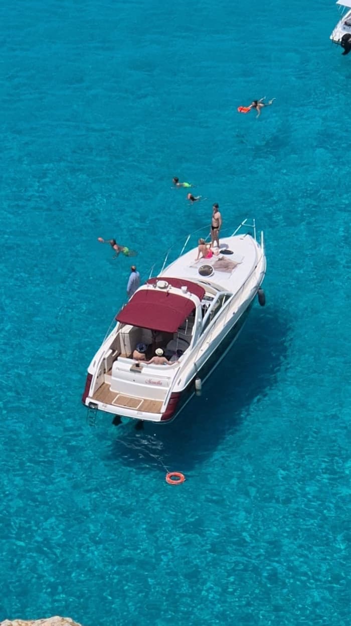 There are places you visit.
And then there are places you truly experience.

Aboard MONELLA, the sea of Lampedusa becomes an experience of elegance, relaxation, and authenticity. A day designed for those who desire the very best: impeccable comfort, a refined atmosphere, and attention to detail that transforms every moment into something special.
