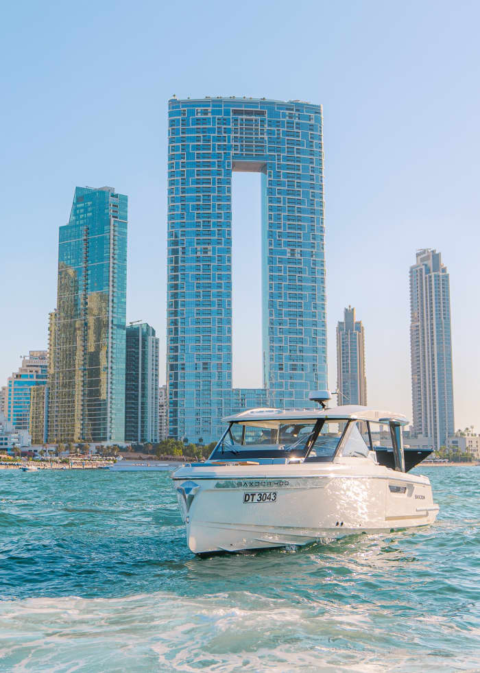 Dubai entdecken: Ein sonniger Tag auf einem Motorboot