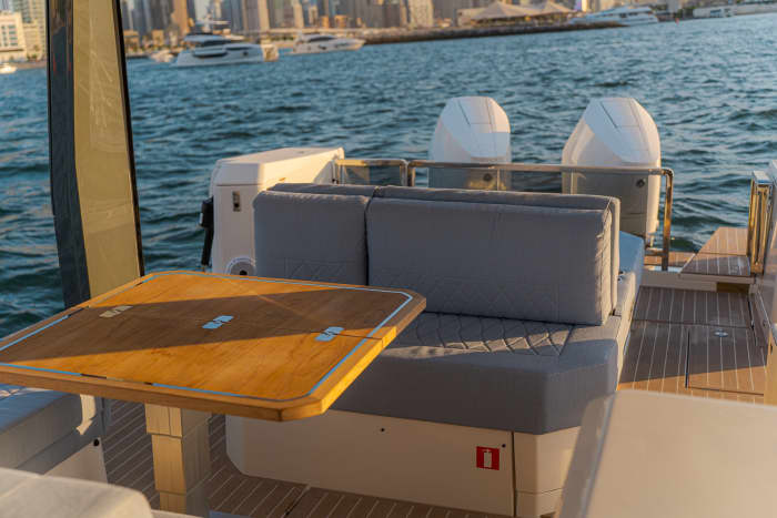 Dubai entdecken: Ein sonniger Tag auf einem Motorboot