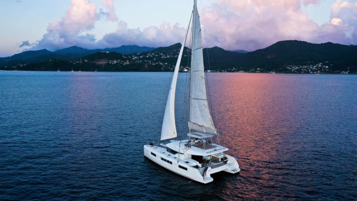 Traccia la rotta verso la gioia: un'intera giornata di autentica navigazione a vela a Saint George's a bordo di un catamarano.