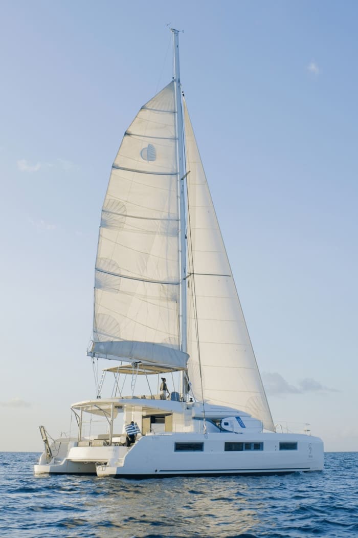 Traccia la rotta verso la gioia: un'intera giornata di autentica navigazione a vela a Saint George's a bordo di un catamarano.