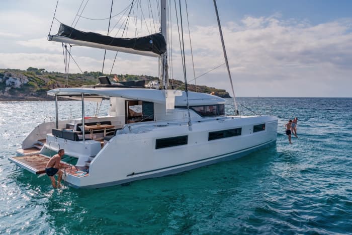 Traccia la rotta verso la gioia: un'intera giornata di autentica navigazione a vela a Saint George's a bordo di un catamarano.