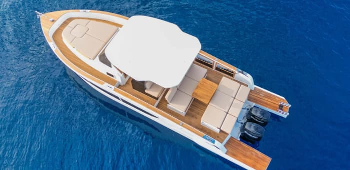 Naviguer avec les dieux : une journée à la découverte de l'île de Skiathos en bateau à moteur