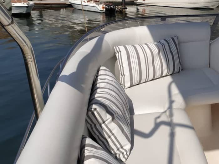 Half-day boat trip in Dubai on a motorboat