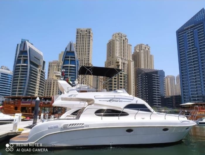 Half-day boat trip in Dubai on a motorboat