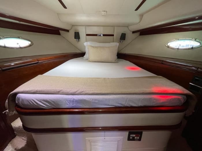 Half-day boat trip in Dubai on a motorboat