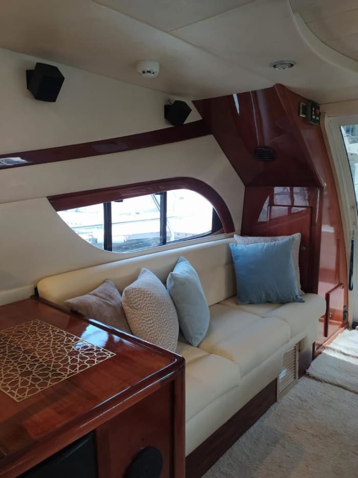 Half-day boat trip in Dubai on a motorboat