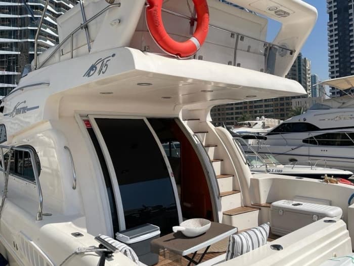 Half-day boat trip in Dubai on a motorboat