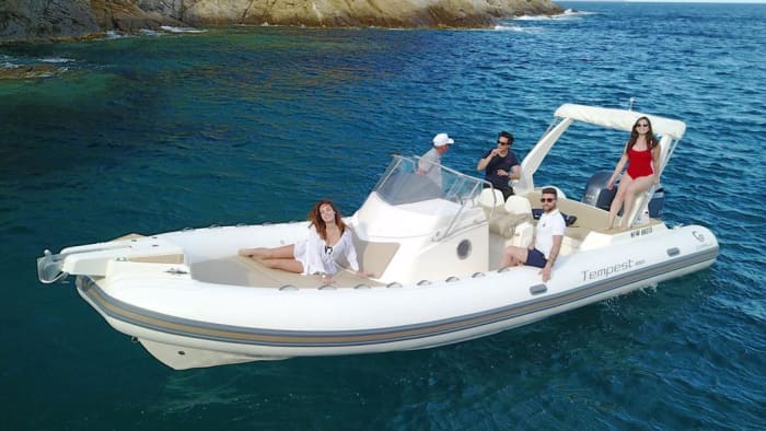Beginnen Sie Ihren Urlaub mit 3,5 Stunden Spaß auf einem Motorboot.