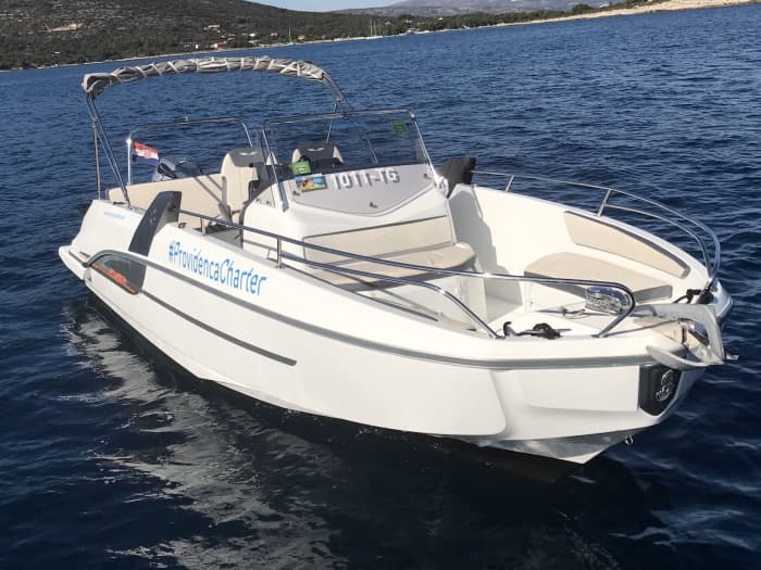 Ontdek Trogir: een volle dag zon op een motorboot