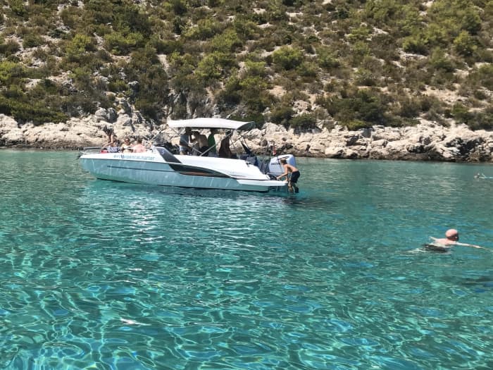 Ontdek Trogir: een volle dag zon op een motorboot