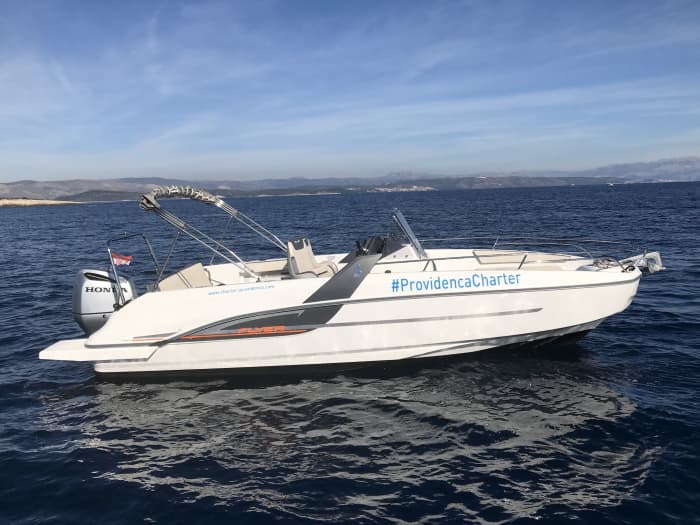 Ontdek Trogir: een volle dag zon op een motorboot