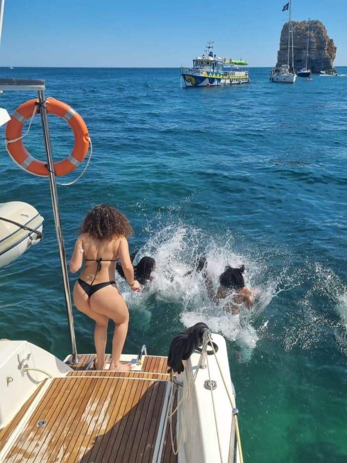 Genießen Sie einen ganzen Tag Segeln in Lagos auf einem Katamaran.