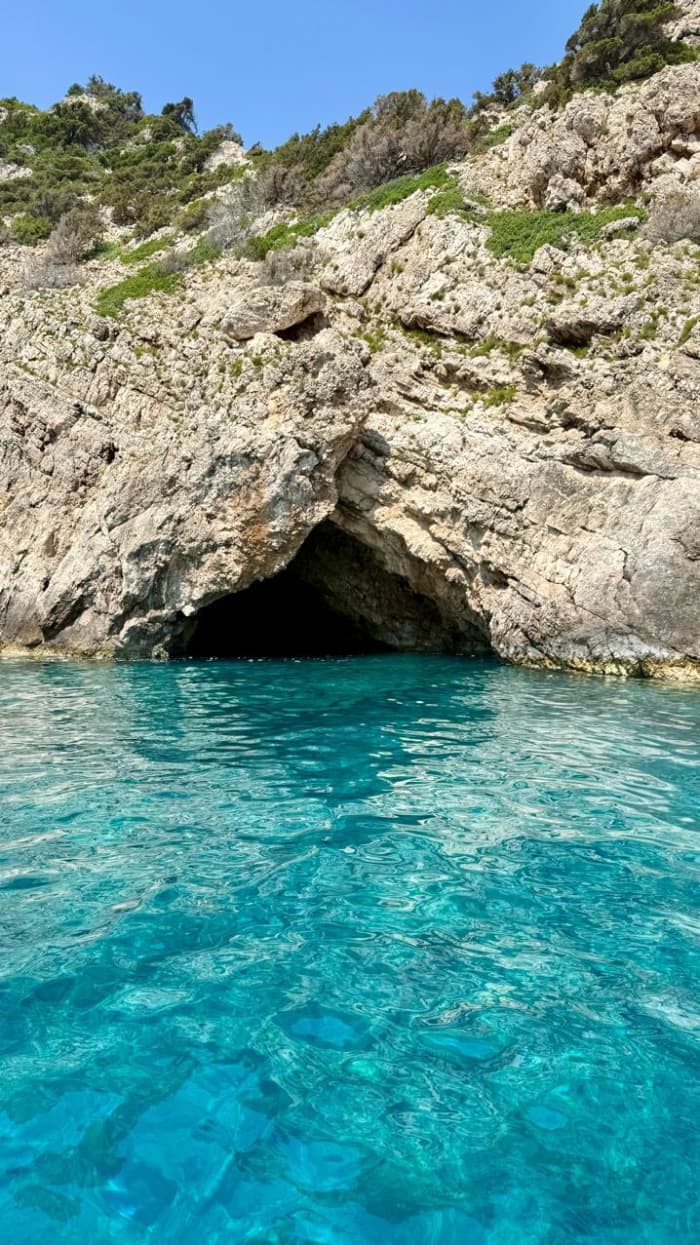 Private boat trip around Zola on a motorboat