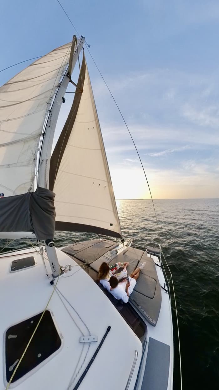 Entspannung in Dubai: 9 Stunden Sonne auf einem Segelboot