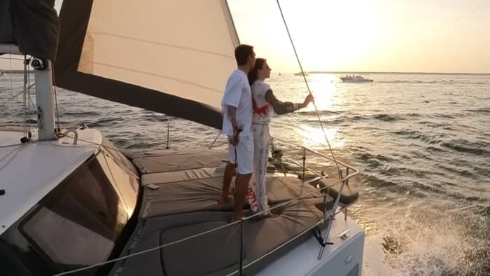 Entspannung in Dubai: 9 Stunden Sonne auf einem Segelboot
