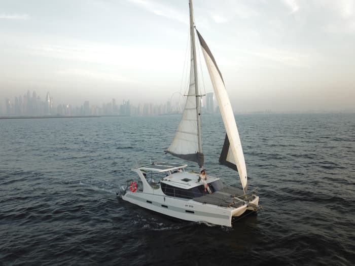 Entspannung in Dubai: 9 Stunden Sonne auf einem Segelboot