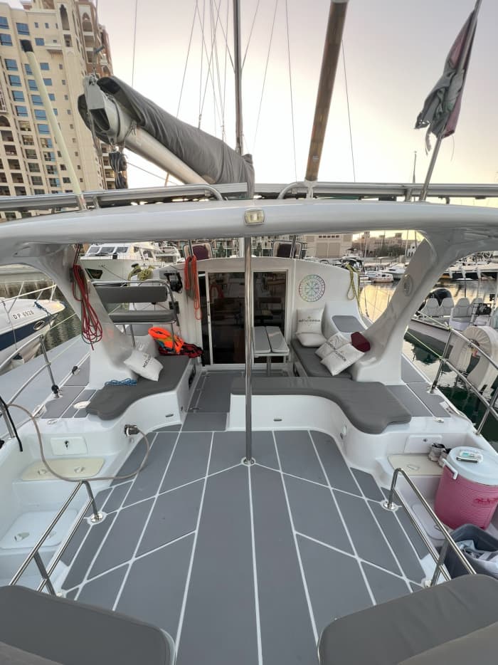 Entspannung in Dubai: 9 Stunden Sonne auf einem Segelboot